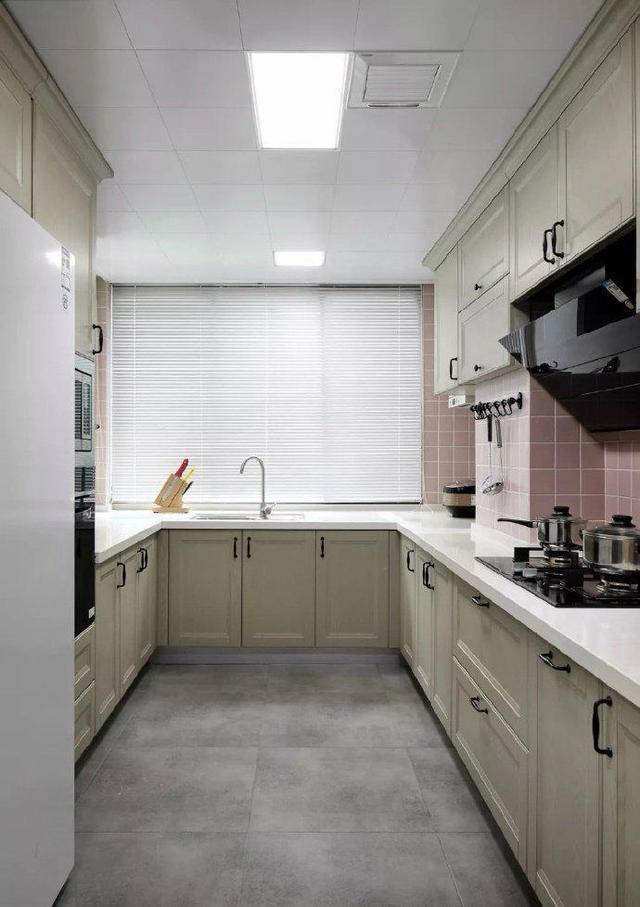 簡(jiǎn)歐風(fēng)裝修設(shè)計(jì)室，高級(jí)灰的色調(diào)溫馨舒適