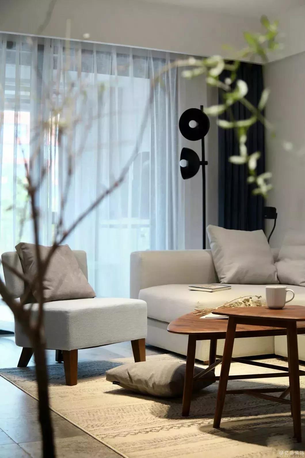 120㎡簡約中性的色調(diào)搭配，讓現(xiàn)代的居家溫馨時尚感浮然而生。