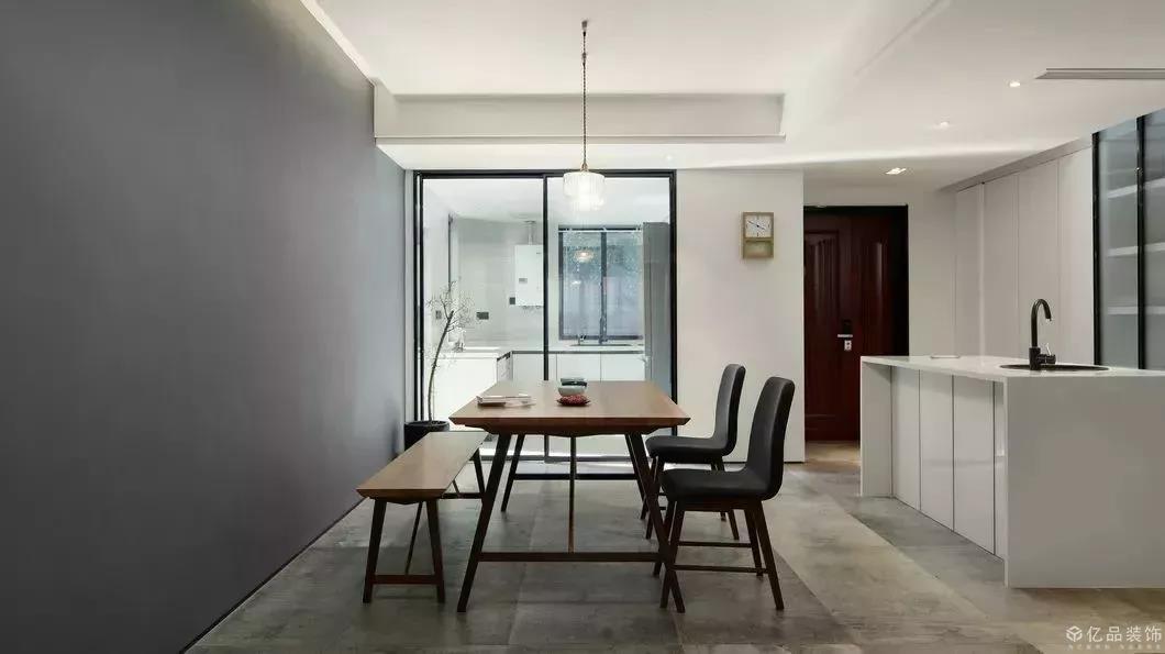 120㎡簡約中性的色調(diào)搭配，讓現(xiàn)代的居家溫馨時尚感浮然而生。
