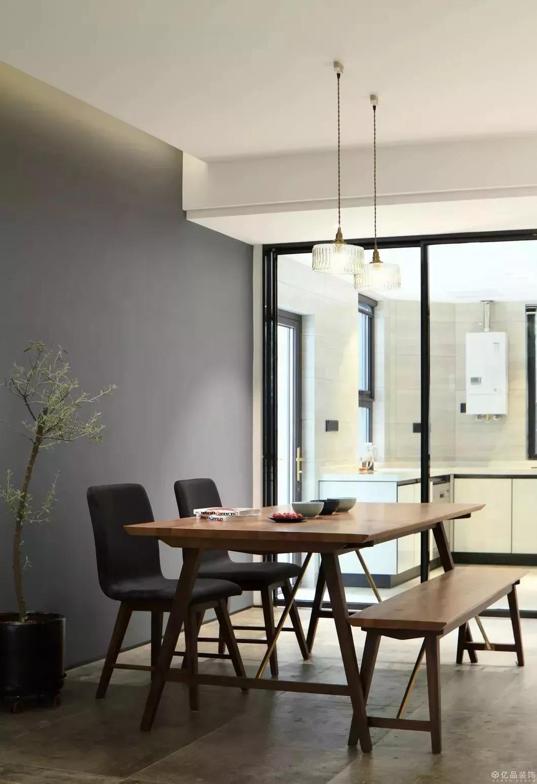 120㎡簡約中性的色調(diào)搭配，讓現(xiàn)代的居家溫馨時尚感浮然而生。