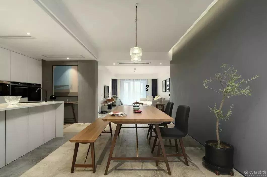 120㎡簡約中性的色調(diào)搭配，讓現(xiàn)代的居家溫馨時尚感浮然而生。