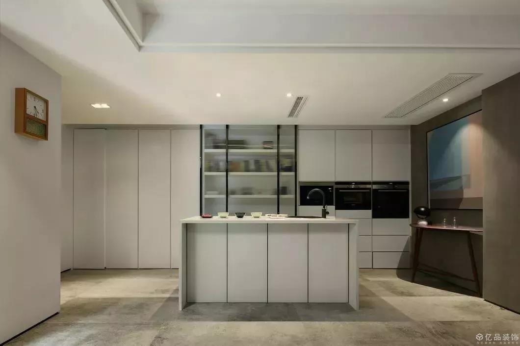 120㎡簡約中性的色調(diào)搭配，讓現(xiàn)代的居家溫馨時尚感浮然而生。