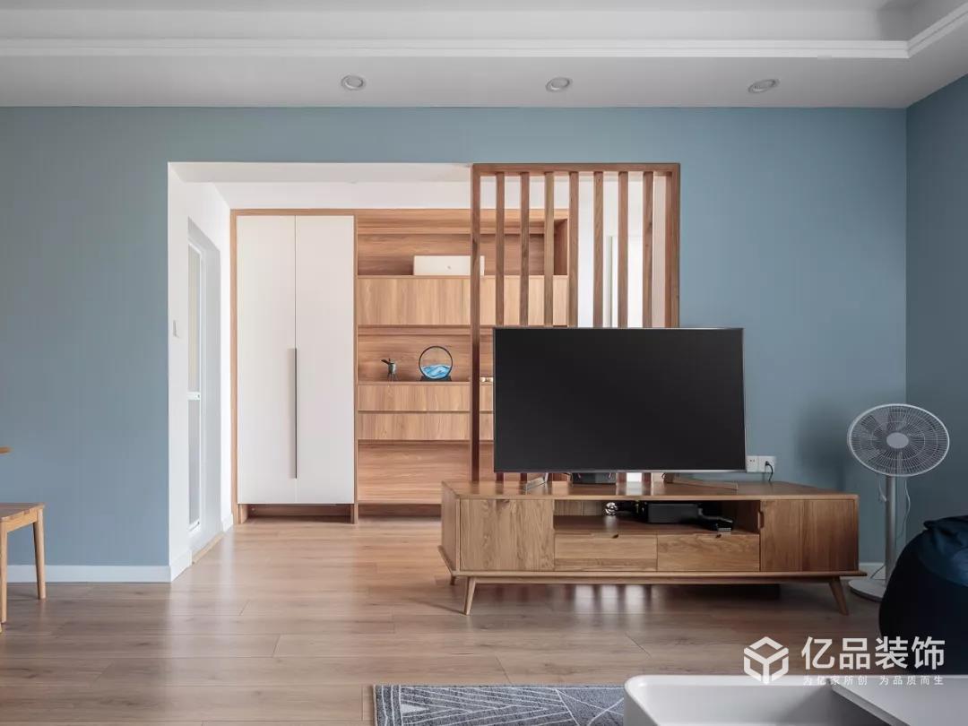 90㎡簡約小三房，臥室定制床，小空間利用直叫漂亮