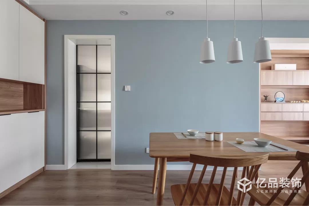 90㎡簡約小三房，臥室定制床，小空間利用直叫漂亮