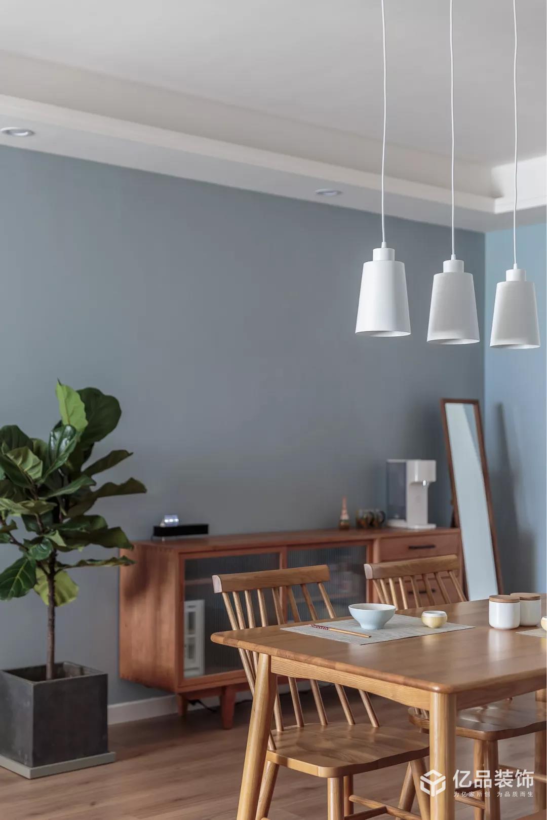 90㎡簡約小三房，臥室定制床，小空間利用直叫漂亮