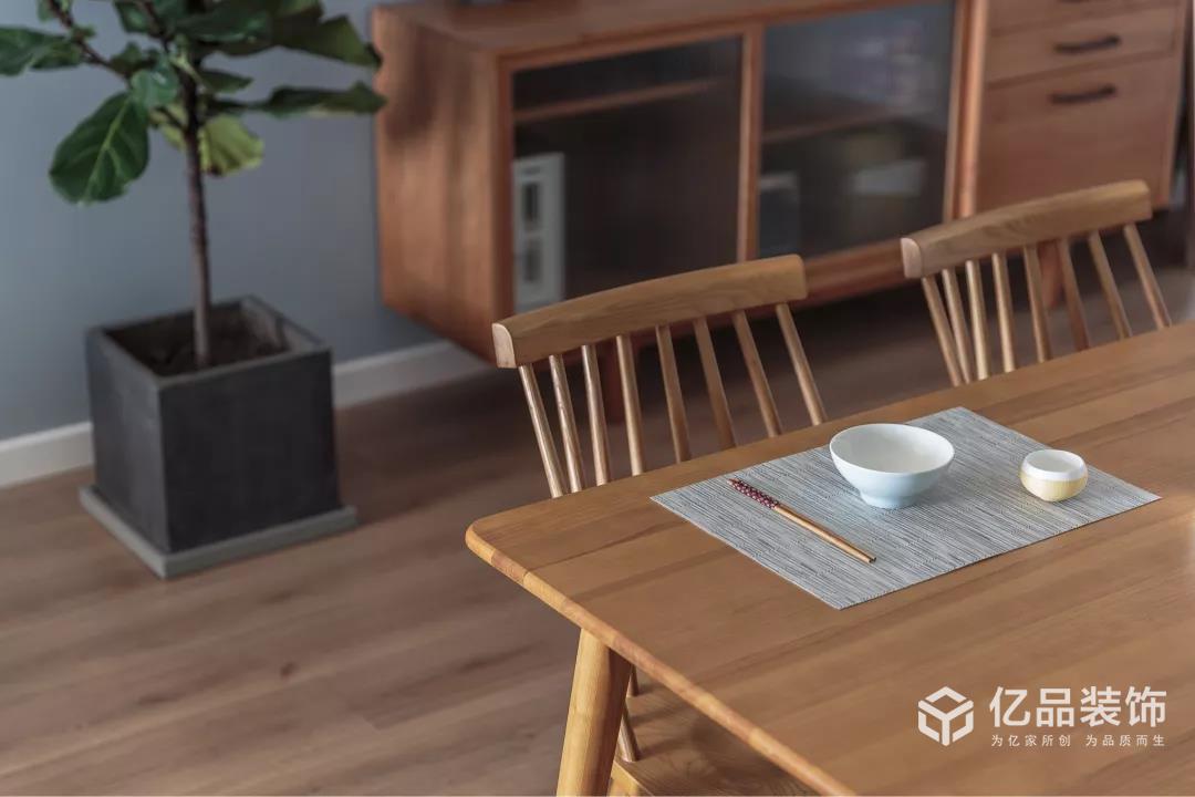 90㎡簡約小三房，臥室定制床，小空間利用直叫漂亮