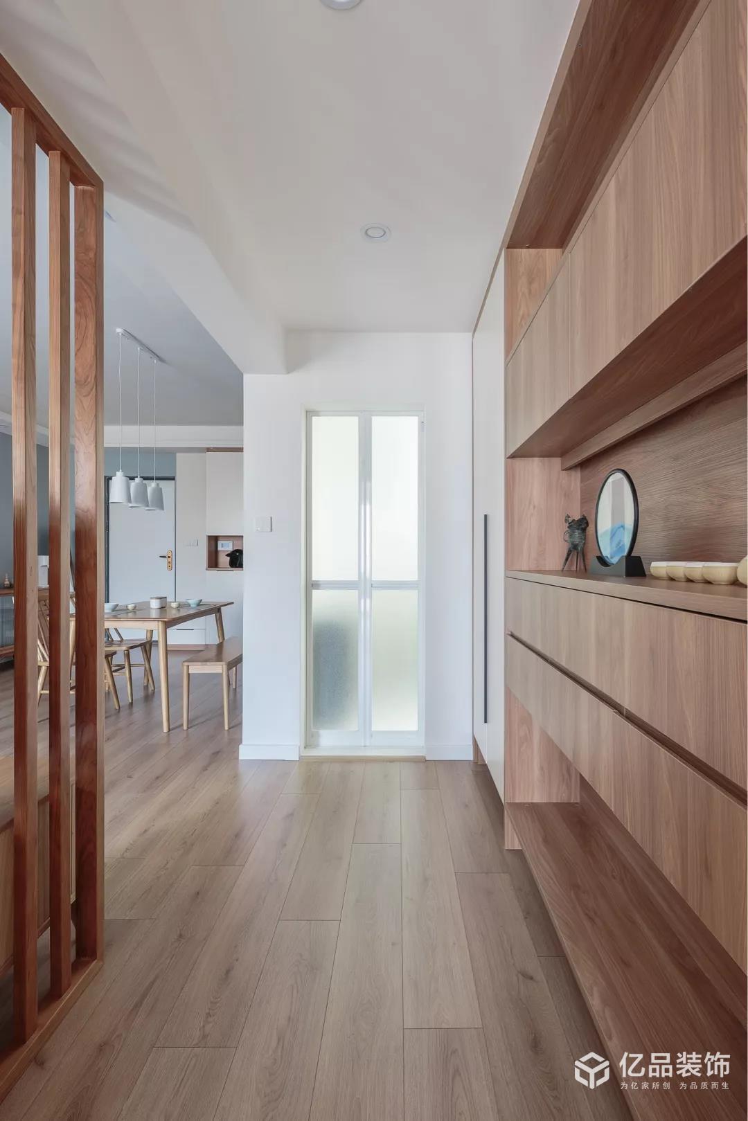 90㎡簡約小三房，臥室定制床，小空間利用直叫漂亮