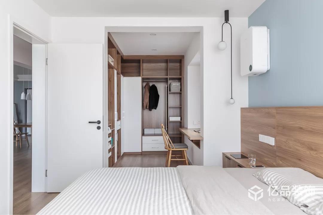 90㎡簡約小三房，臥室定制床，小空間利用直叫漂亮