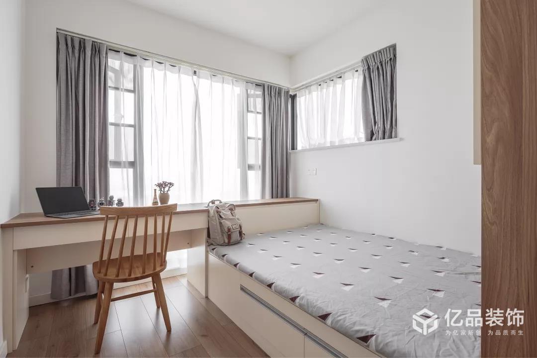 90㎡簡約小三房，臥室定制床，小空間利用直叫漂亮
