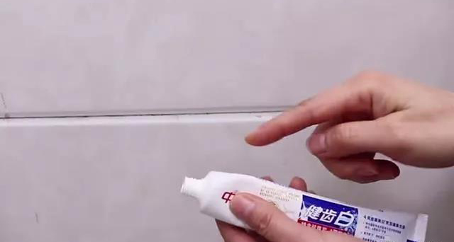 瓷磚有裂縫？別著急，裝修師傅教你一招，瓷磚完好無損，太省錢了