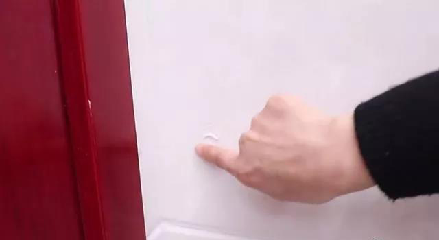 瓷磚有裂縫？別著急，裝修師傅教你一招，瓷磚完好無損，太省錢了