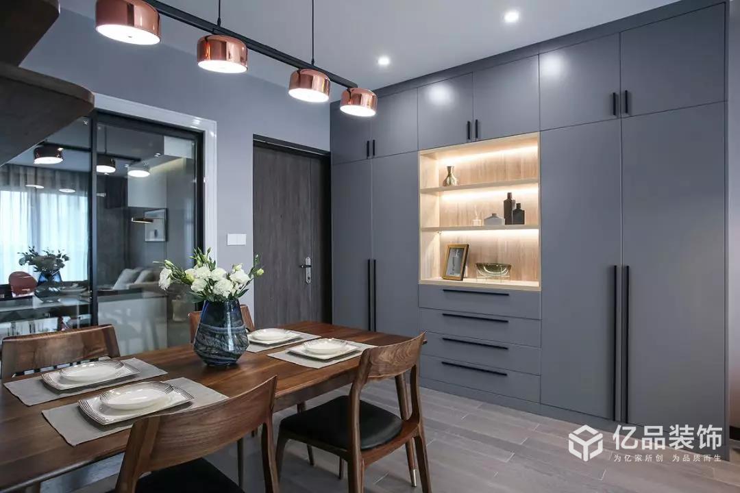 億品裝飾|98平的現(xiàn)代風(fēng)三居室，時(shí)尚的灰色調(diào)，帶來(lái)別致輕奢感