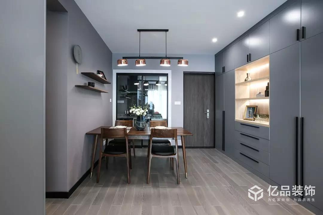 億品裝飾|98平的現(xiàn)代風(fēng)三居室，時(shí)尚的灰色調(diào)，帶來(lái)別致輕奢感