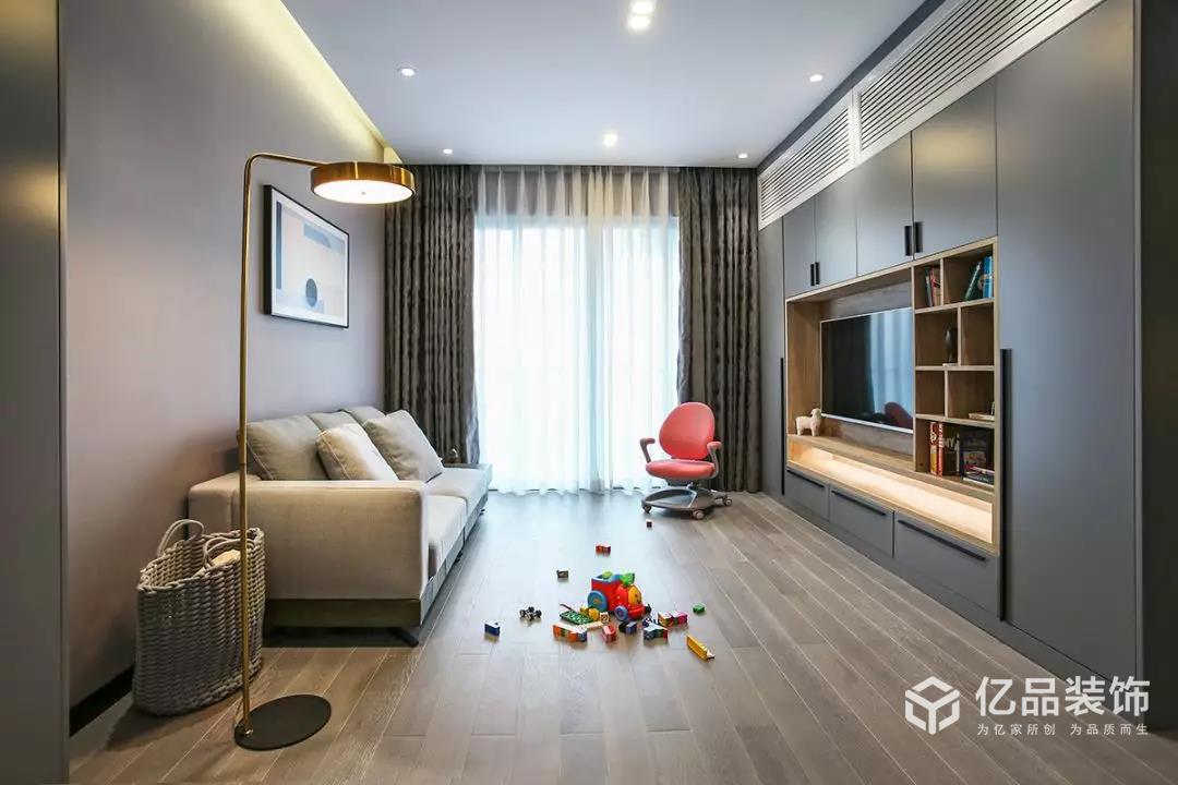 億品裝飾|98平的現(xiàn)代風(fēng)三居室，時(shí)尚的灰色調(diào)，帶來(lái)別致輕奢感