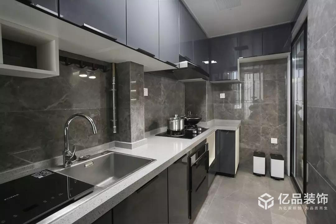 億品裝飾|98平的現(xiàn)代風(fēng)三居室，時(shí)尚的灰色調(diào)，帶來(lái)別致輕奢感