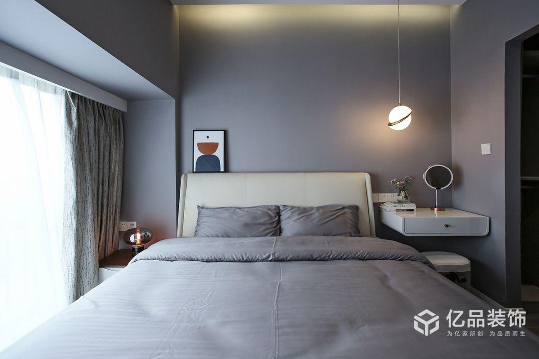 億品裝飾|98平的現(xiàn)代風(fēng)三居室，時(shí)尚的灰色調(diào)，帶來(lái)別致輕奢感