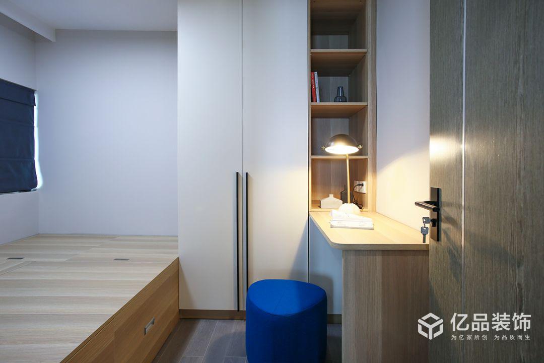 億品裝飾|98平的現(xiàn)代風(fēng)三居室，時(shí)尚的灰色調(diào)，帶來(lái)別致輕奢感