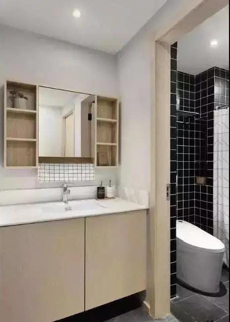 衛(wèi)生間洗手臺(tái)安裝鏡子還是鏡柜更好？