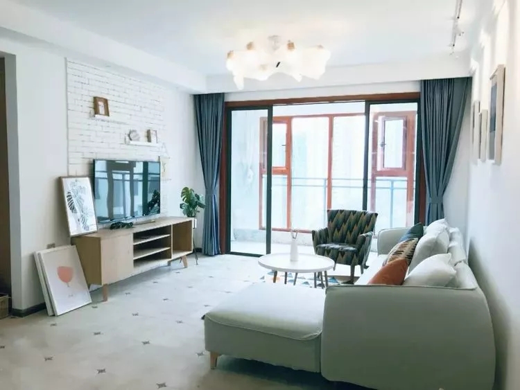 郴州裝修之簡(jiǎn)約客廳這樣配窗簾，舒適又年輕！