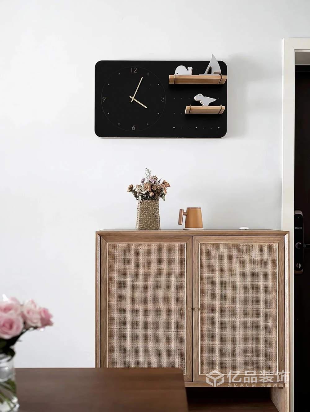 96平三居室舒適自然，給人輕松的視覺感