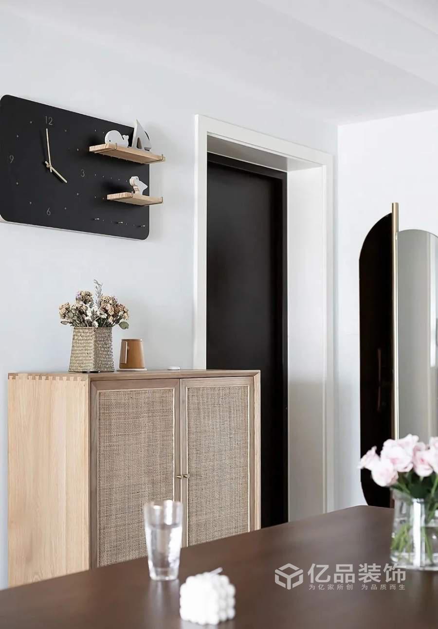 96平三居室舒適自然，給人輕松的視覺感