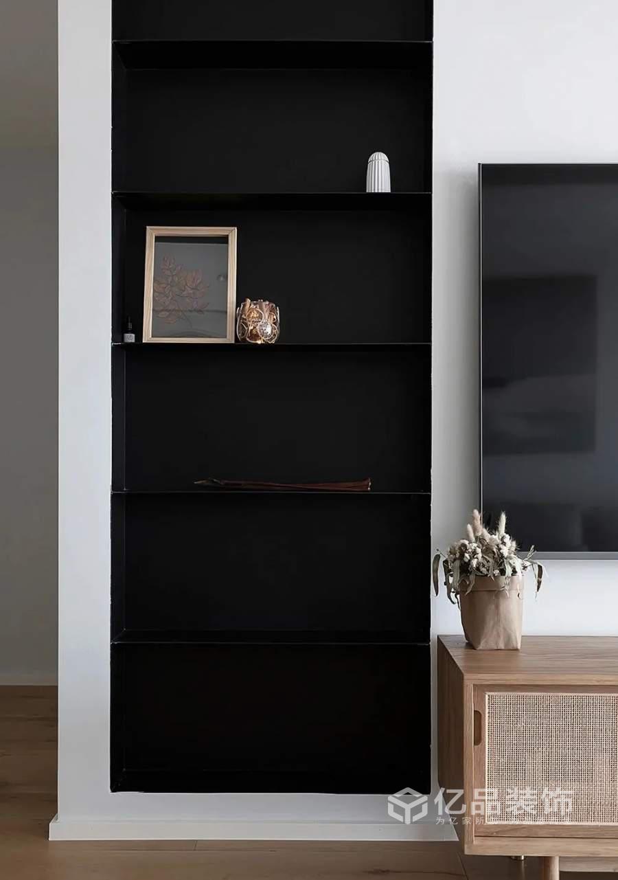 96平三居室舒適自然，給人輕松的視覺感