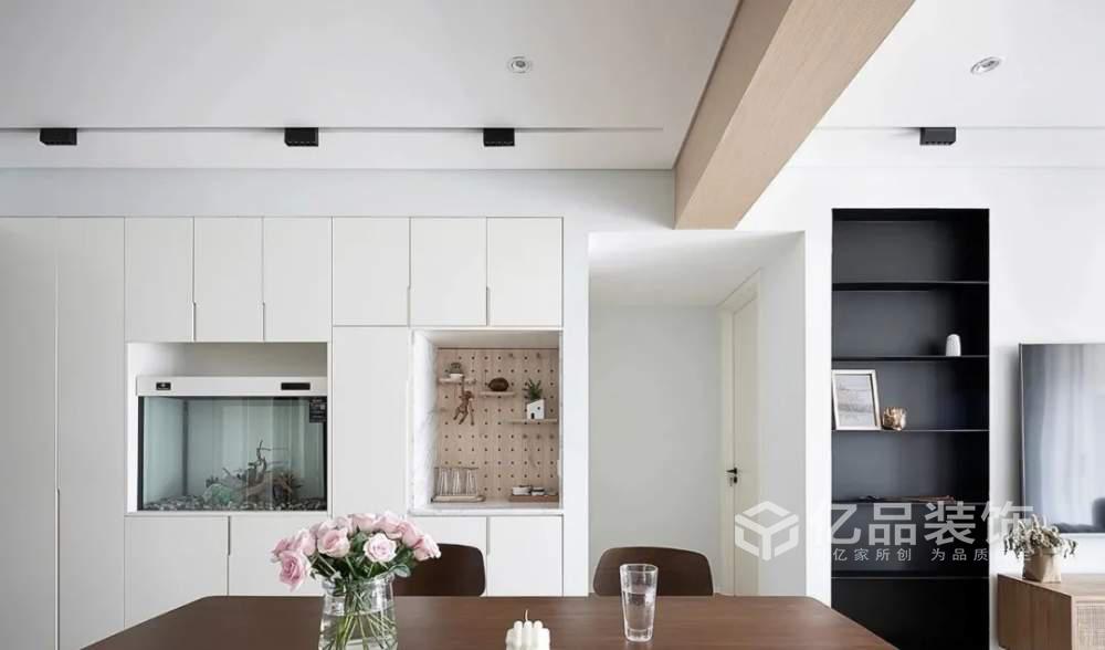 96平三居室舒適自然，給人輕松的視覺感