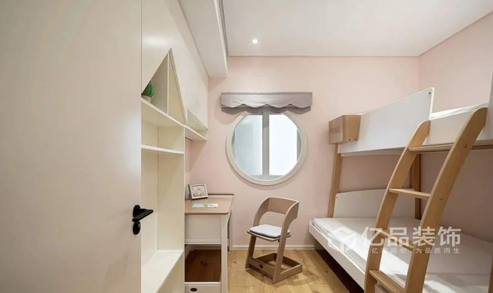 96平三居室舒適自然，給人輕松的視覺感