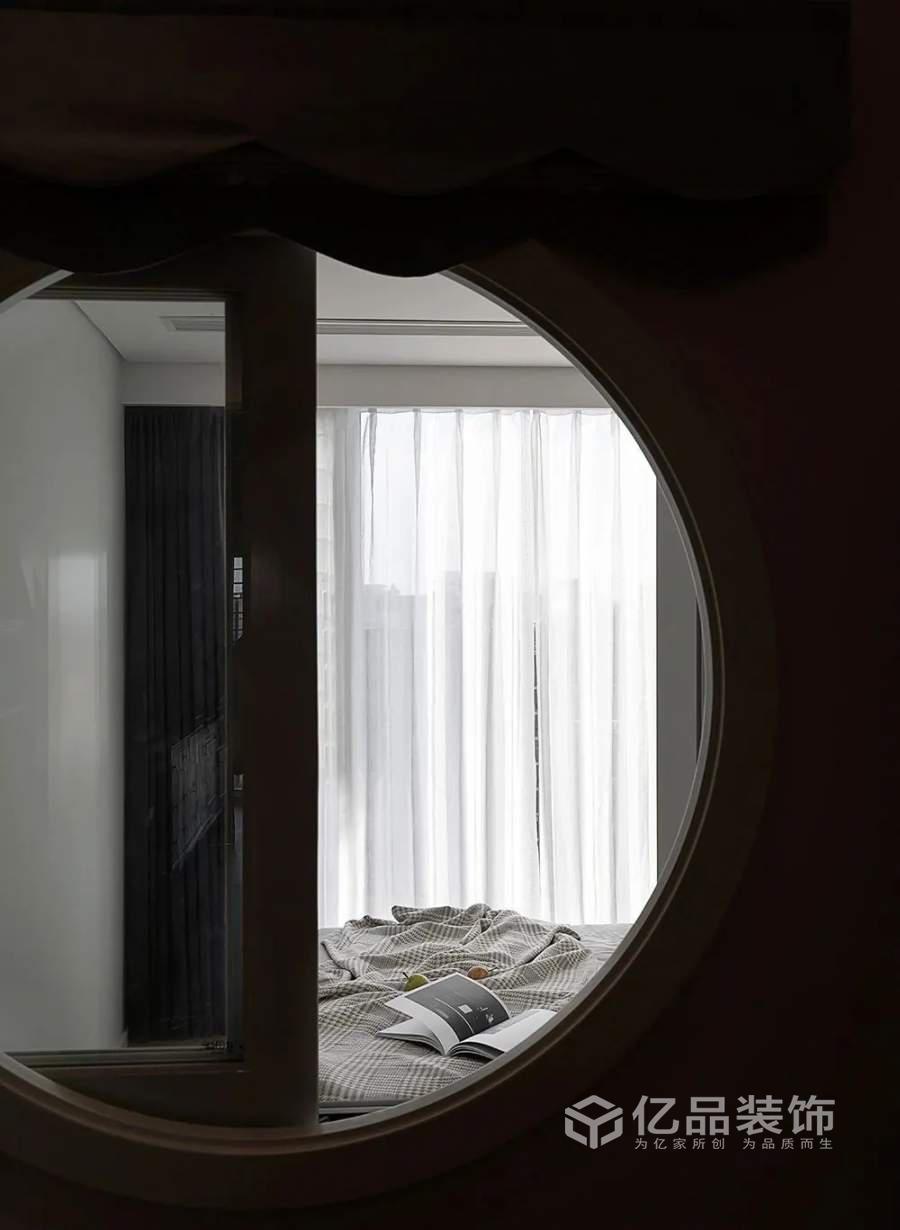 96平三居室舒適自然，給人輕松的視覺感