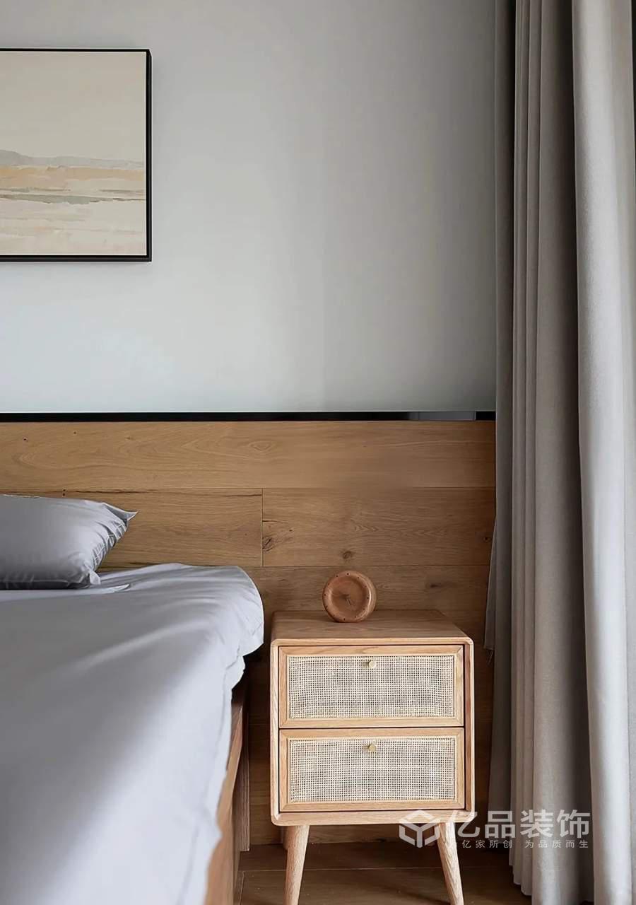 96平三居室舒適自然，給人輕松的視覺感