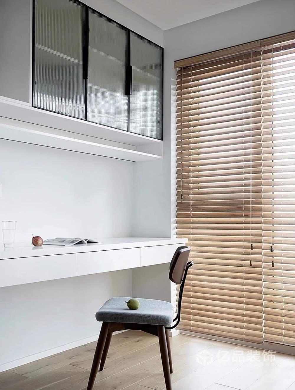 96平三居室舒適自然，給人輕松的視覺感