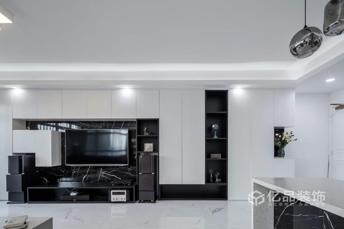 簡約風格，喧囂中寂靜的美