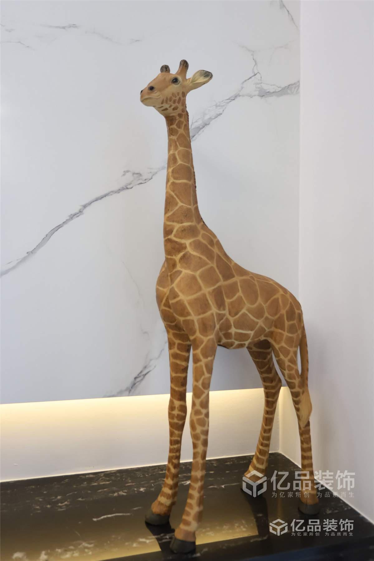 網(wǎng)紅款輕奢風小三房實景案例，美艷而精致