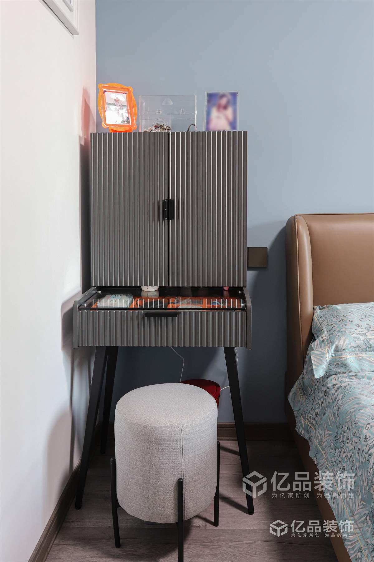 網(wǎng)紅款輕奢風小三房實景案例，美艷而精致