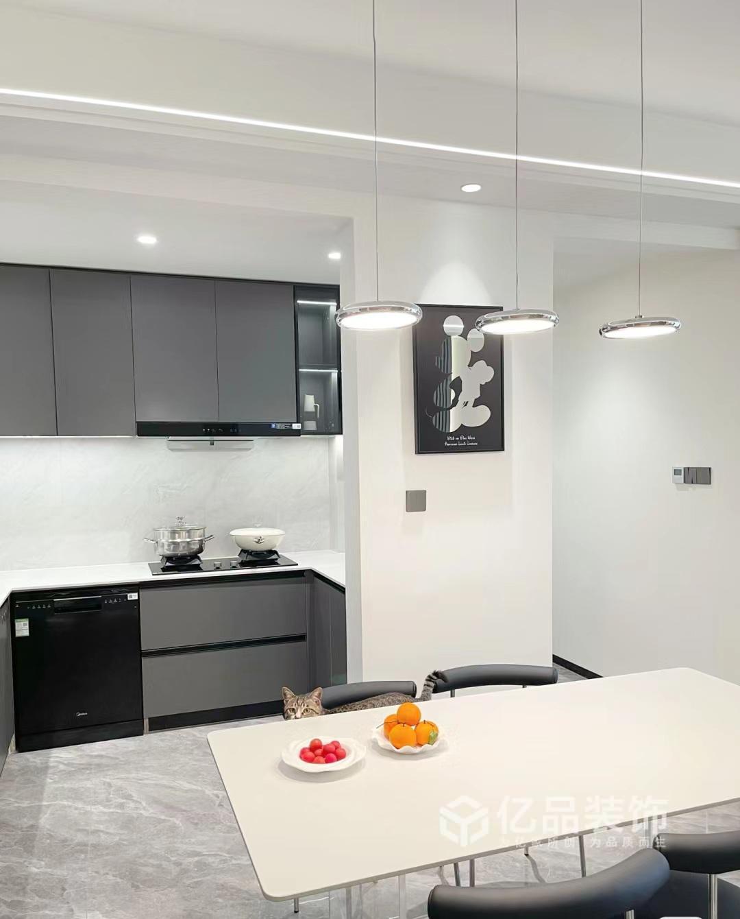 107平簡(jiǎn)約風(fēng)小戶型，整體的色彩搭配簡(jiǎn)潔而又舒適